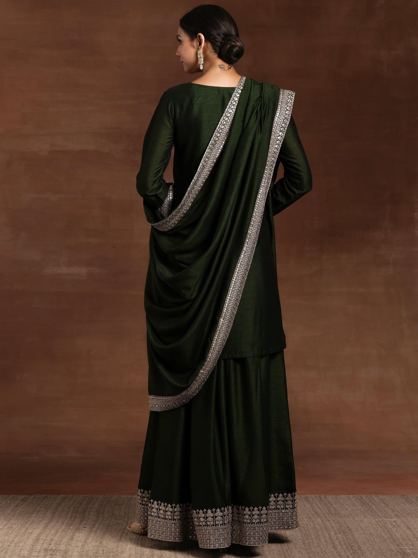 Green Embroidered Silk Blend Straight Suit With Dupatta