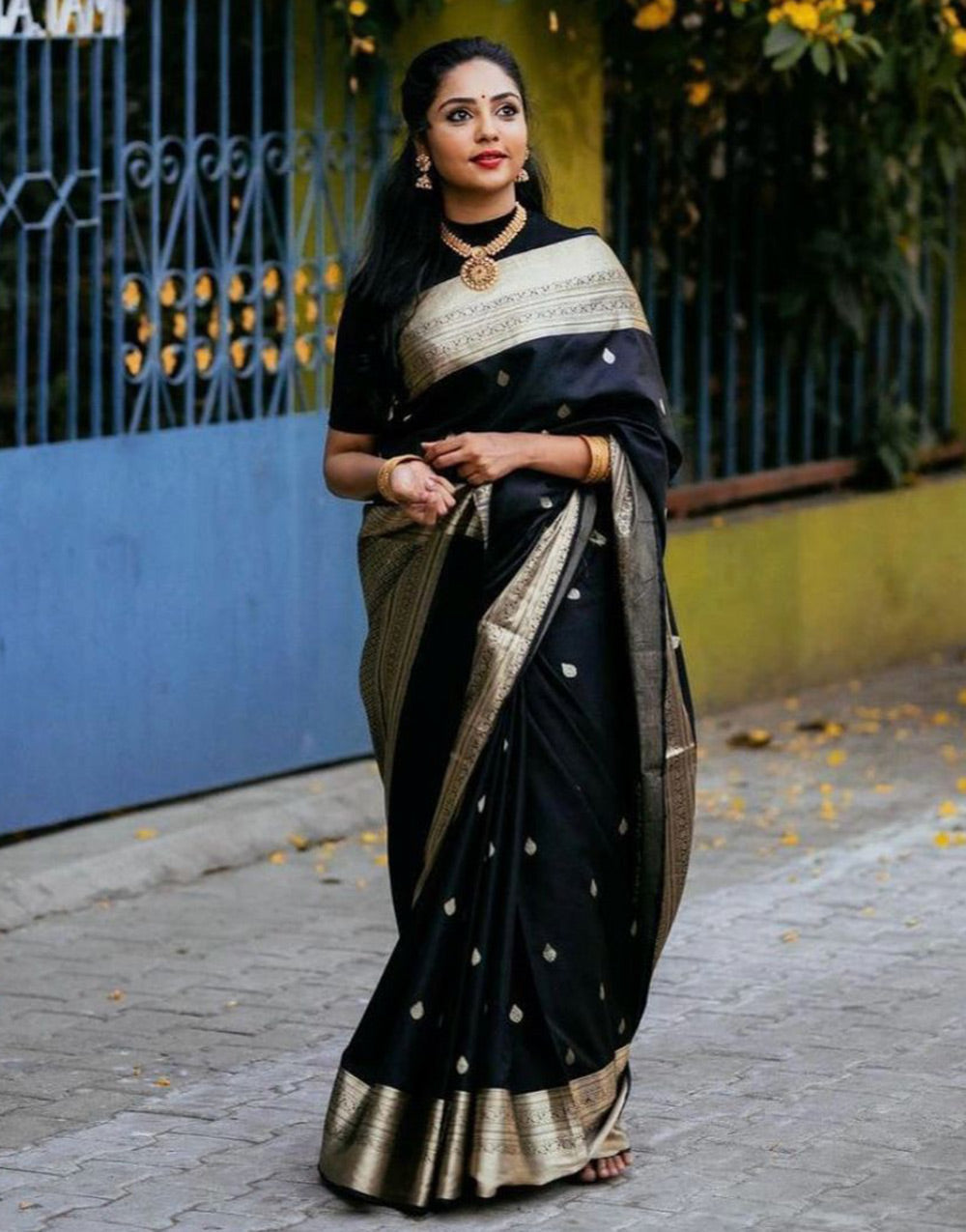 Black Banarasi Soft Silk Saree With Zari Weaving Work