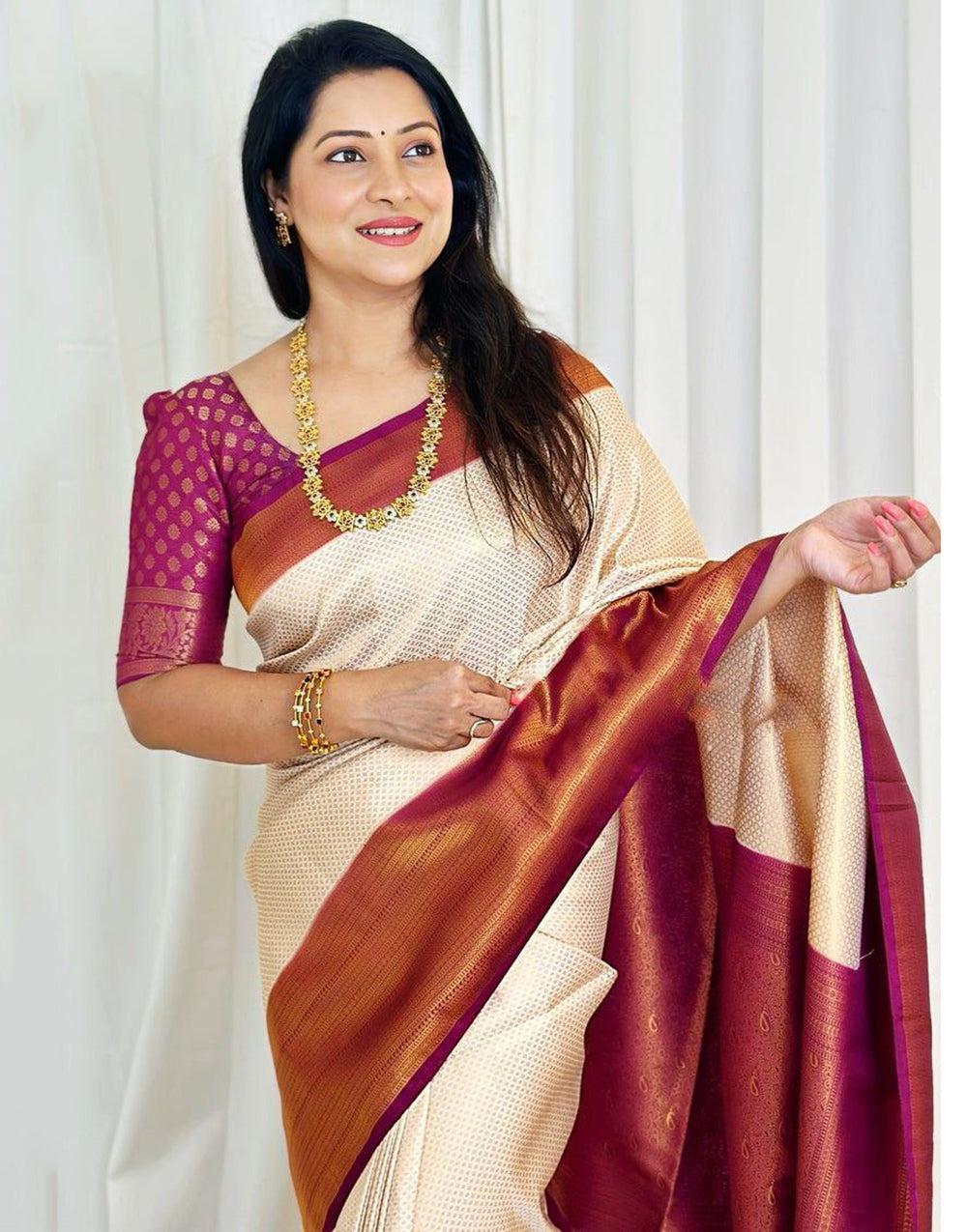 Cream & Magenta Banarasi Silk Saree With Zari Weaving Work