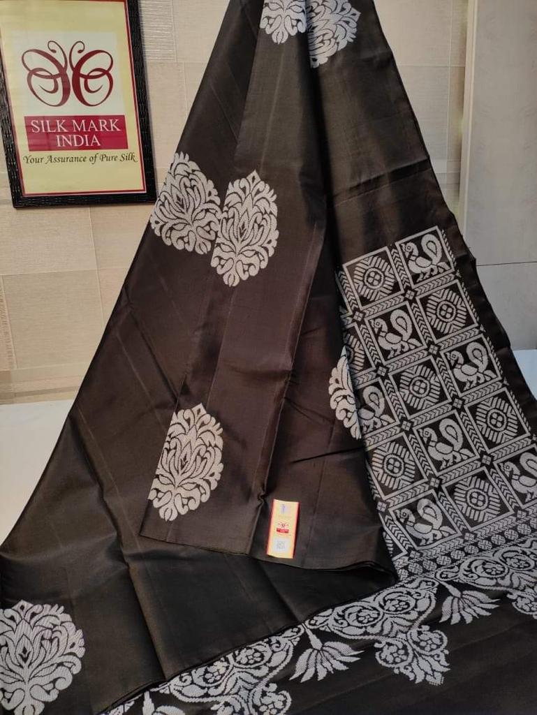 Beauteous Black Soft Silk Saree With Dalliance Blouse Piece