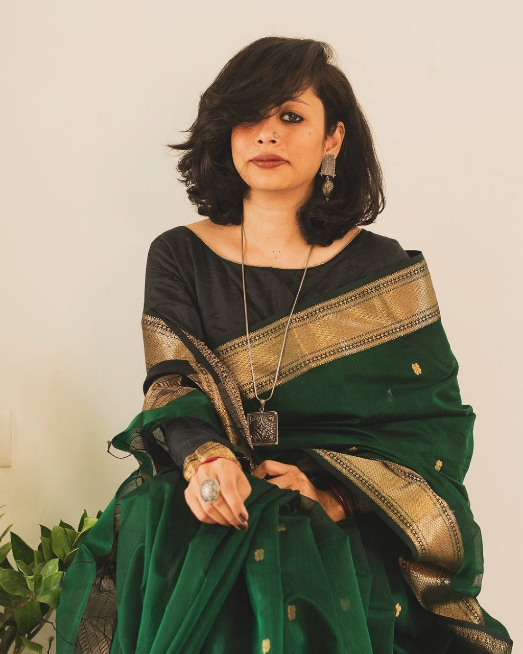 Fancifull Dark Green Linen Silk Saree With Flamboyant Blouse Piece