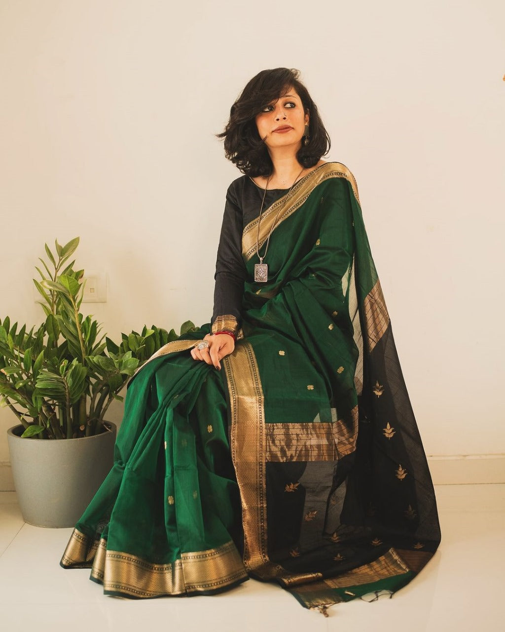 Fancifull Dark Green Linen Silk Saree With Flamboyant Blouse Piece