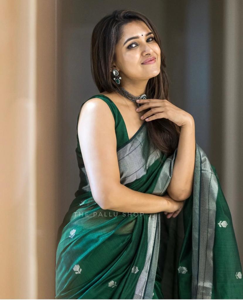 Gratifying Green Cotton Silk Saree With Alluring Blouse Piece