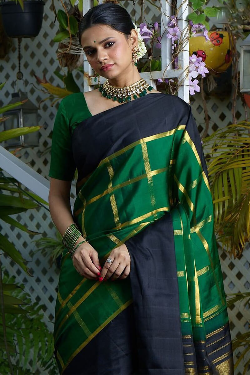 Alluring Dark Green Soft Silk Saree With Entrancing Blouse Piece