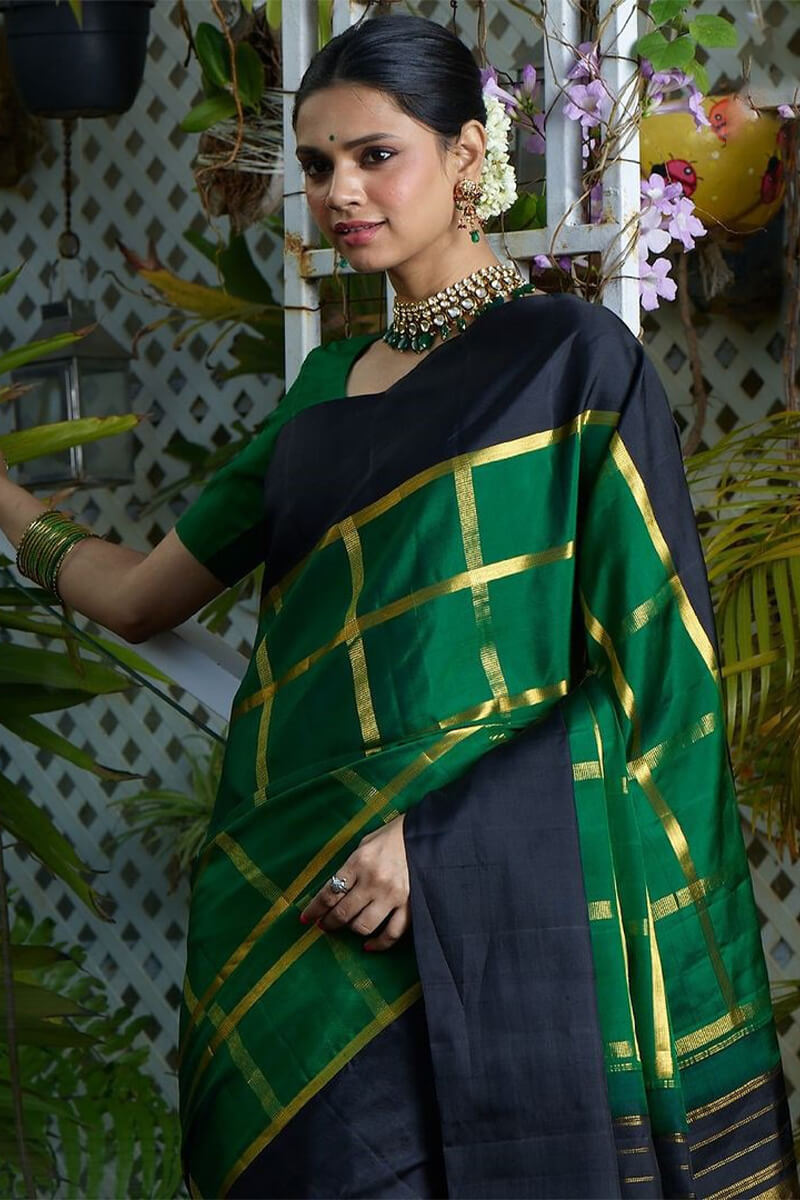 Alluring Dark Green Soft Silk Saree With Entrancing Blouse Piece