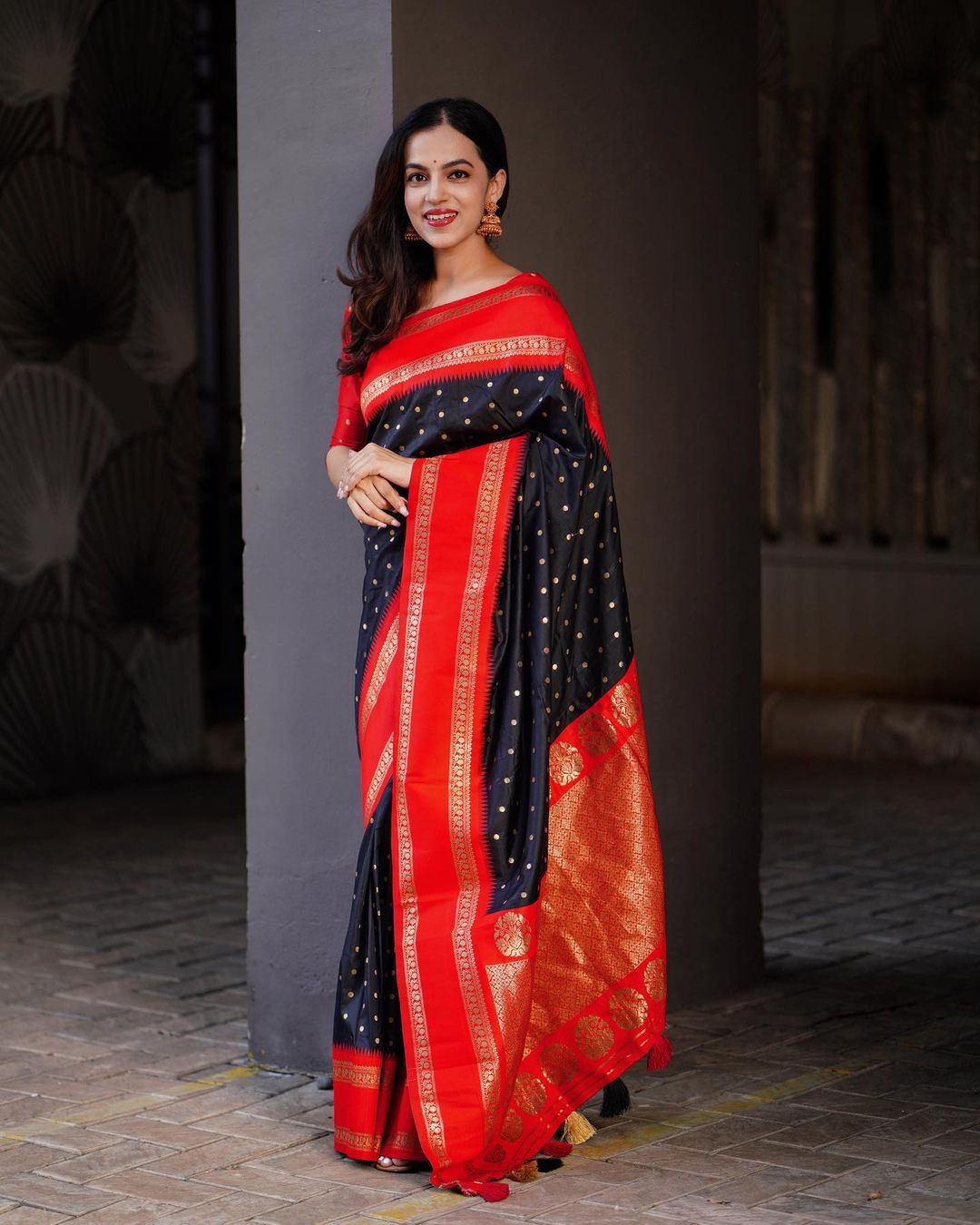 Assemblage Extravagant Black Soft Silk Saree With Delightful Blouse Piece