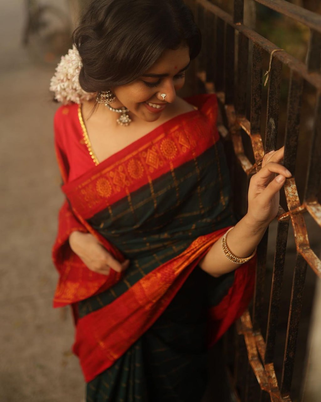 Beguiling Dark Green Soft Silk Saree With Bucolic Blouse Piece