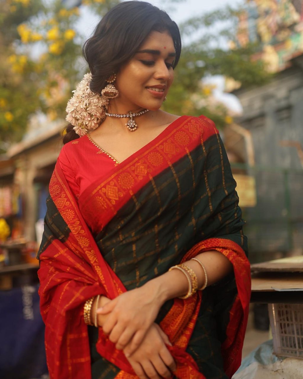 Beguiling Dark Green Soft Silk Saree With Bucolic Blouse Piece