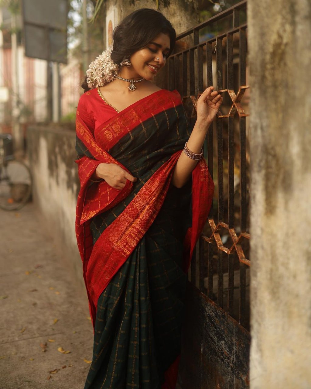 Beguiling Dark Green Soft Silk Saree With Bucolic Blouse Piece