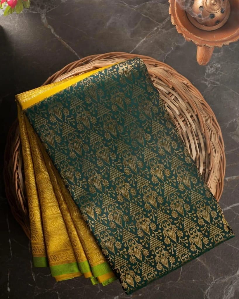 Exuberant Green Soft Banarasi Silk Saree With Luxuriant Blouse Piece