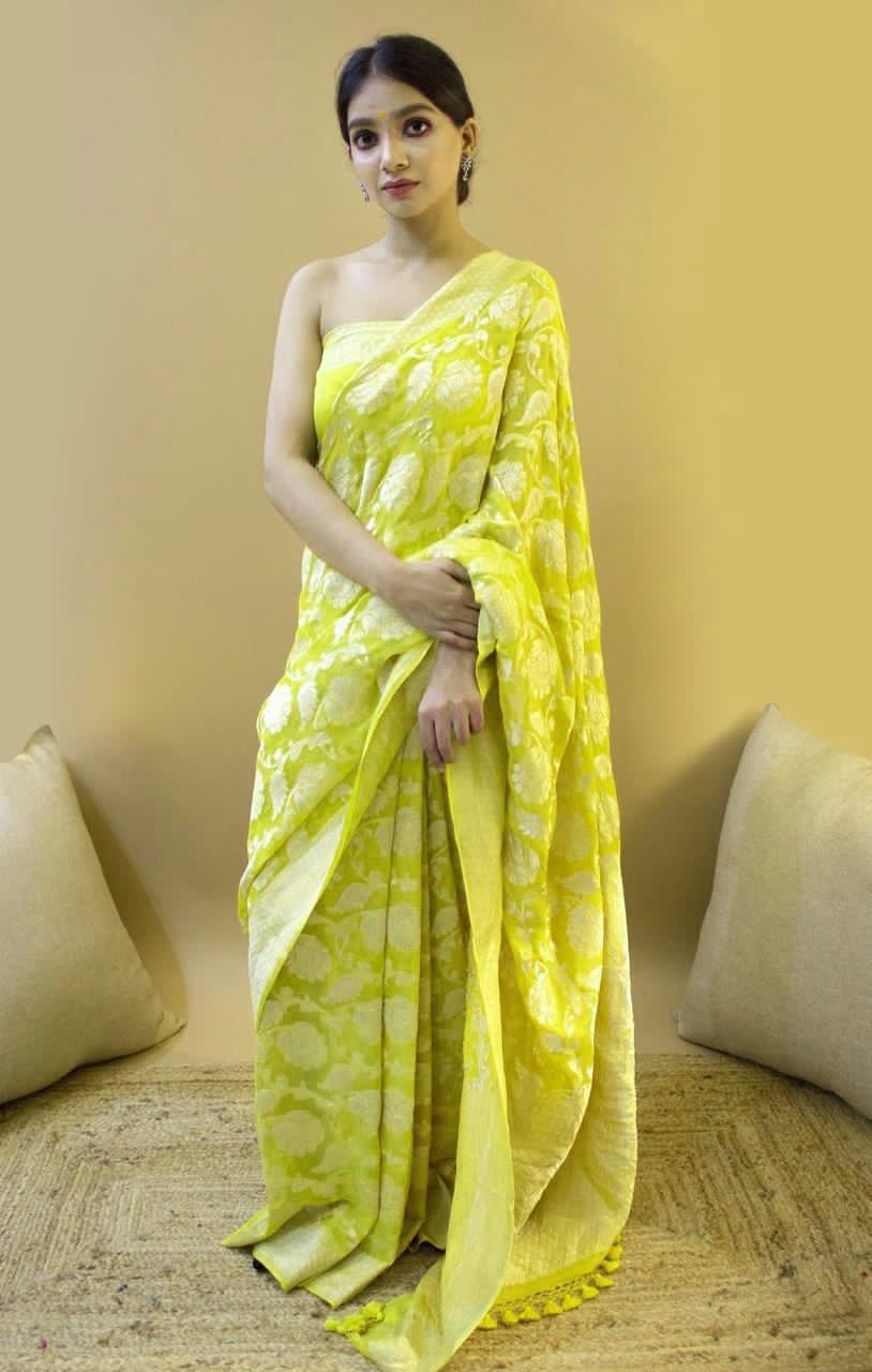 Fantabulous Yellow Soft Silk Saree With Tempting Blouse Piece