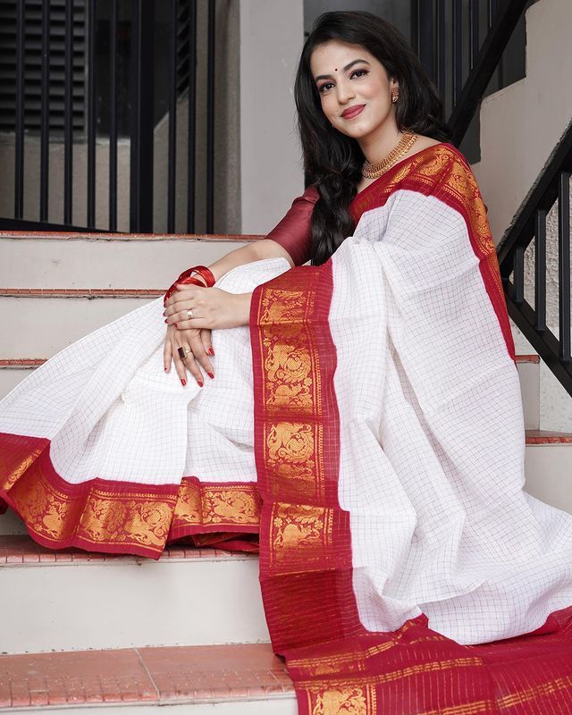 Adorable Off White Soft Banarasi Silk Saree With Majesty Blouse Piece