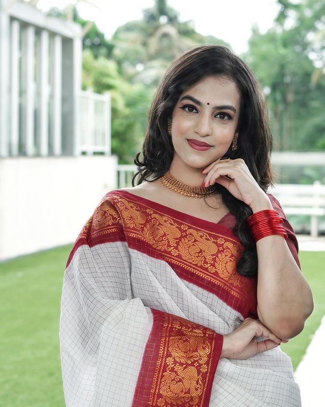 Adorable Off White Soft Banarasi Silk Saree With Majesty Blouse Piece