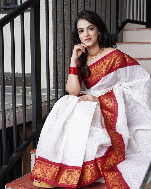 Adorable Off White Soft Banarasi Silk Saree With Majesty Blouse Piece