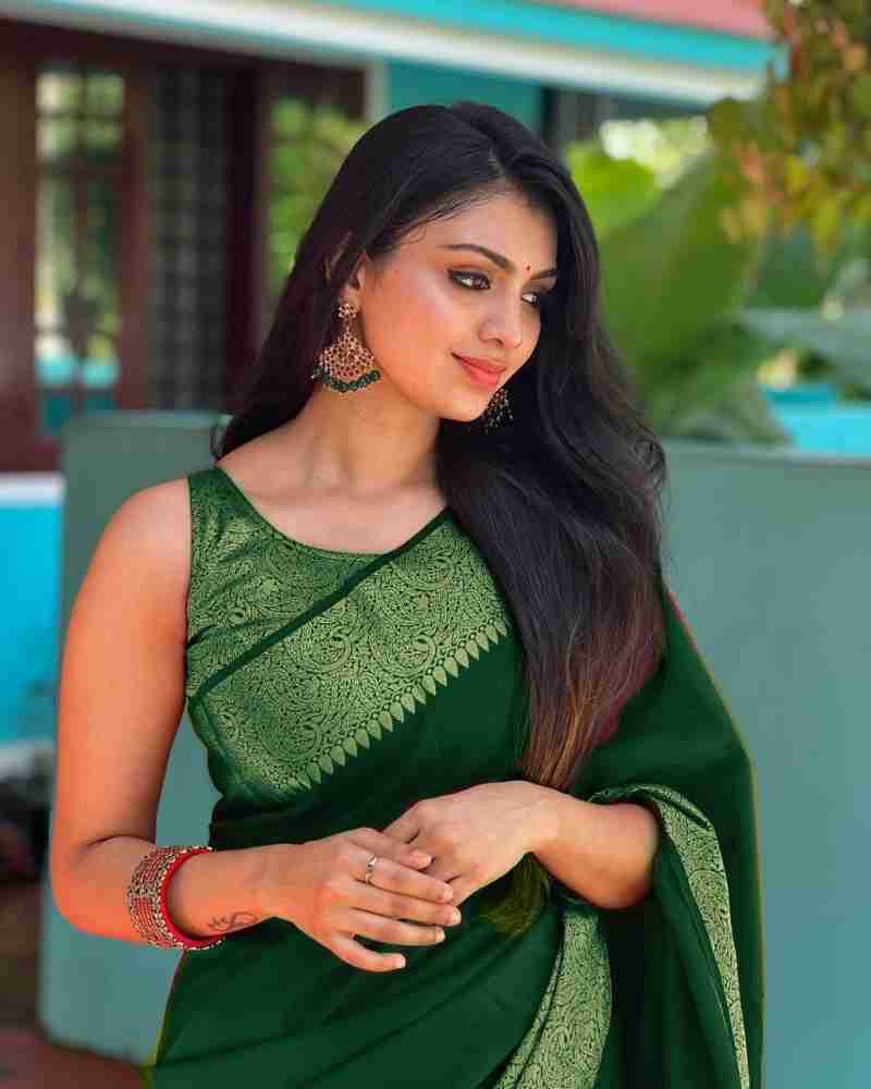 Adorning Green Soft Silk Saree With Fairytale Blouse Piece