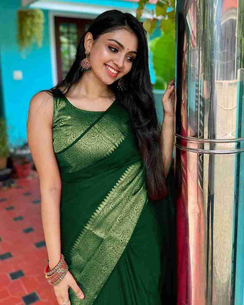 Adorning Green Soft Silk Saree With Fairytale Blouse Piece