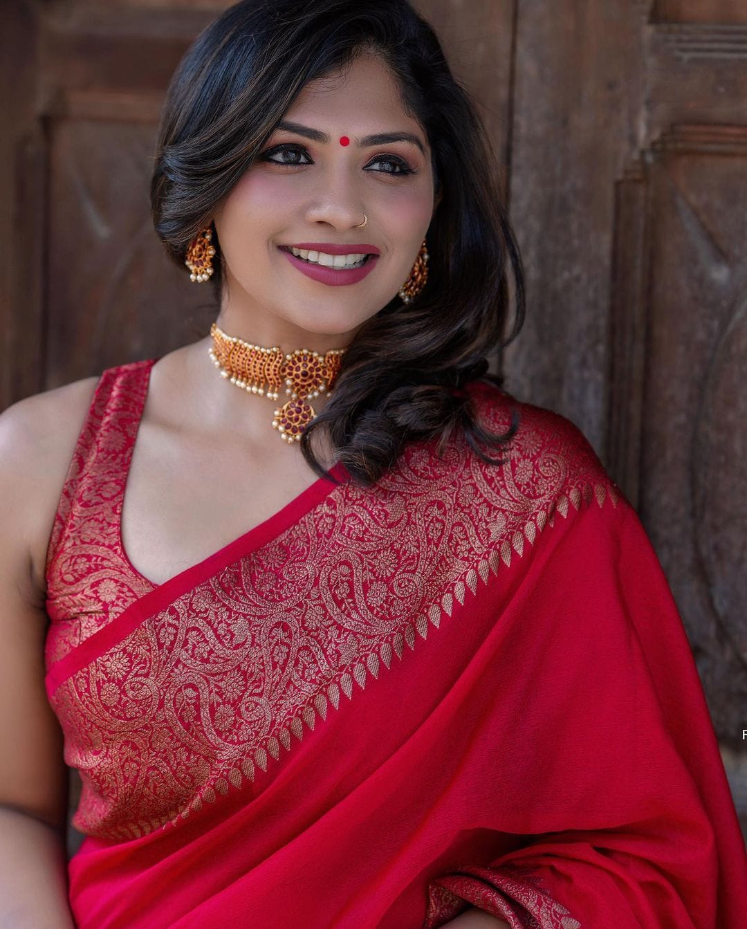 Adorning Red Soft Silk Saree With Unequalled Blouse Piece