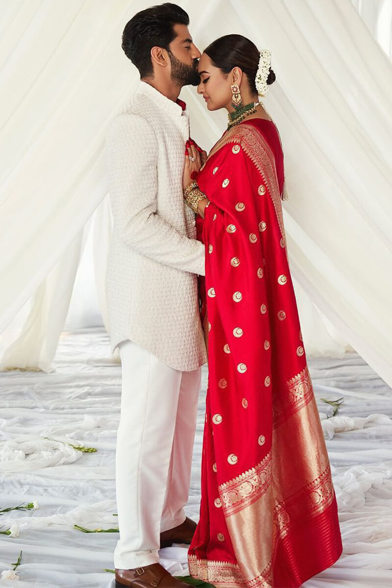 Gratifying Red Soft Silk Saree With Felicitous Blouse Piece