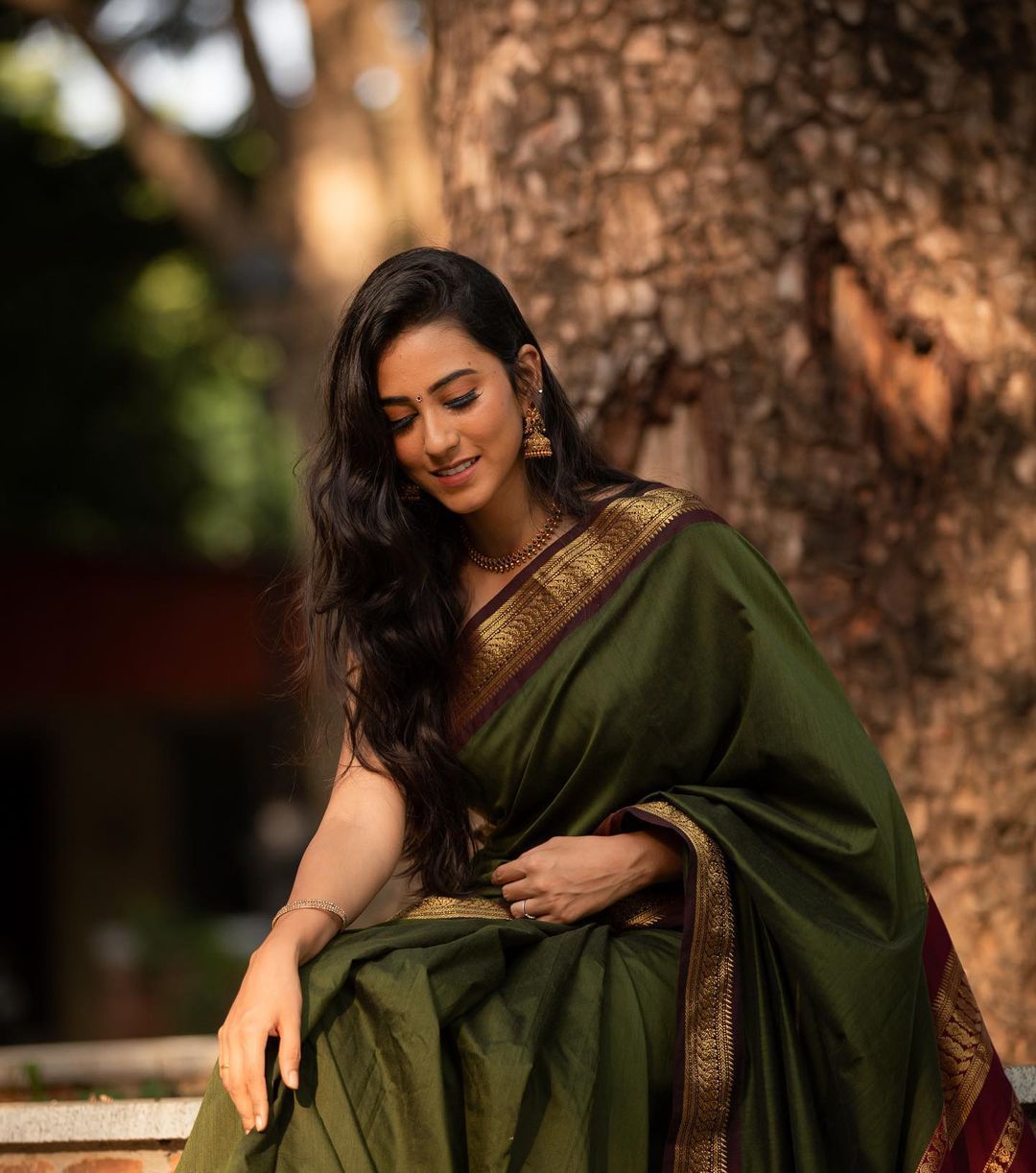 Adorning Green Soft Banarasi Silk Saree With Beauteous Blouse Piece