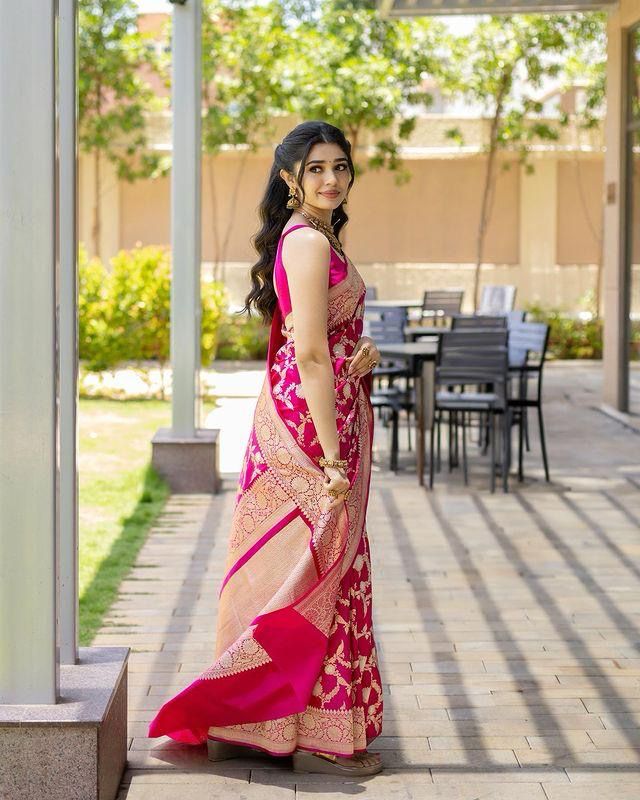 Alluring Dark Pink Soft Silk Saree With Gratifying Blouse Piece