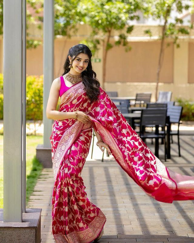 Alluring Dark Pink Soft Silk Saree With Gratifying Blouse Piece