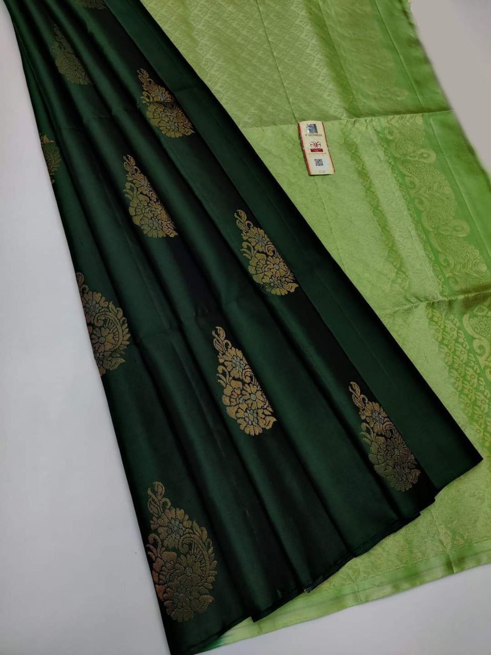 Beautiful Dark Green Soft Silk Saree With Effervescent Blouse Piece