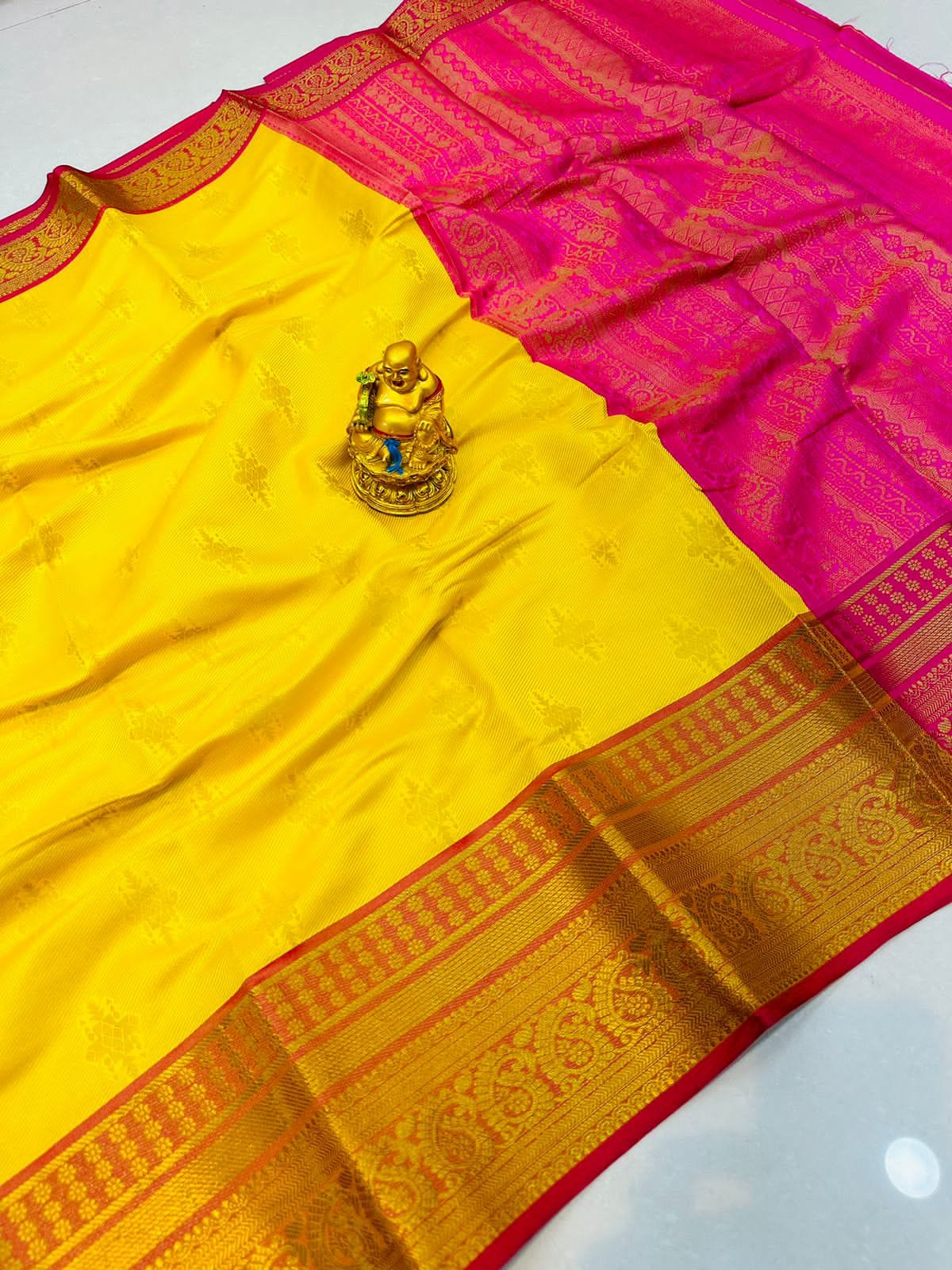 Gratifying Yellow Kanjivaram Silk With Demure Blouse Piece