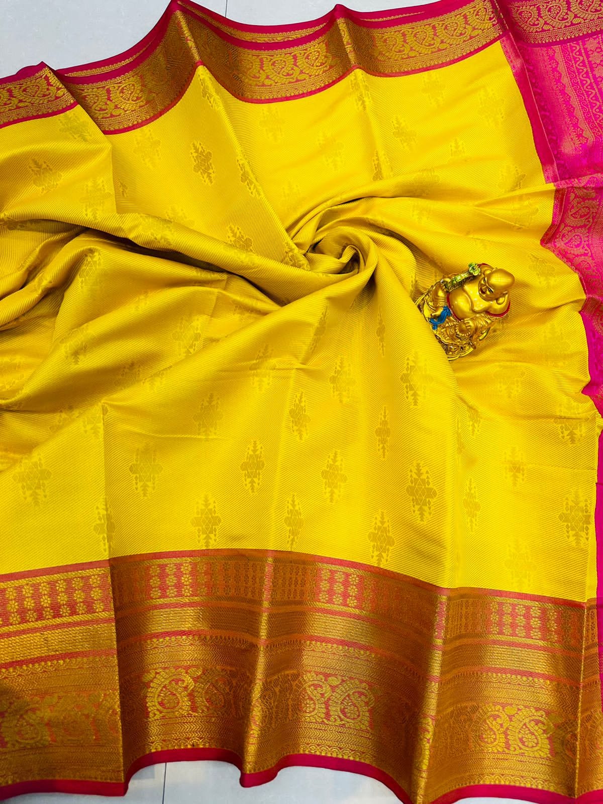 Gratifying Yellow Kanjivaram Silk With Demure Blouse Piece