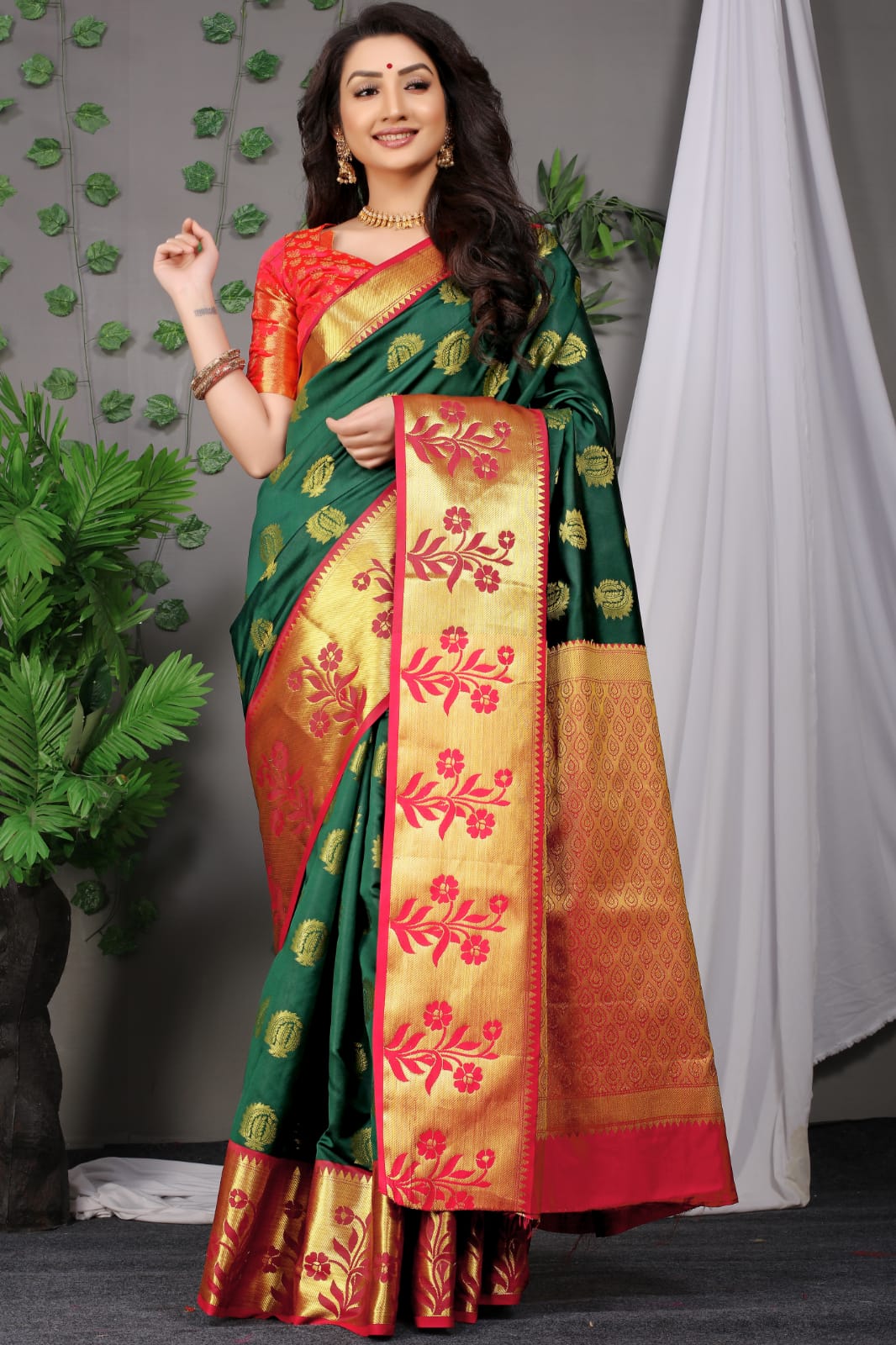 Majesty Green Banarasi Silk Saree With Most Adorable Blouse Piece