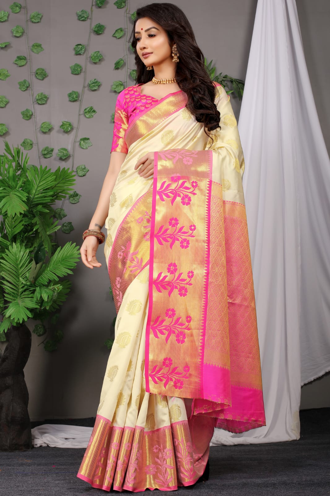 Blissful Off White Banarasi Silk Saree With Most Adorable Blouse Piece