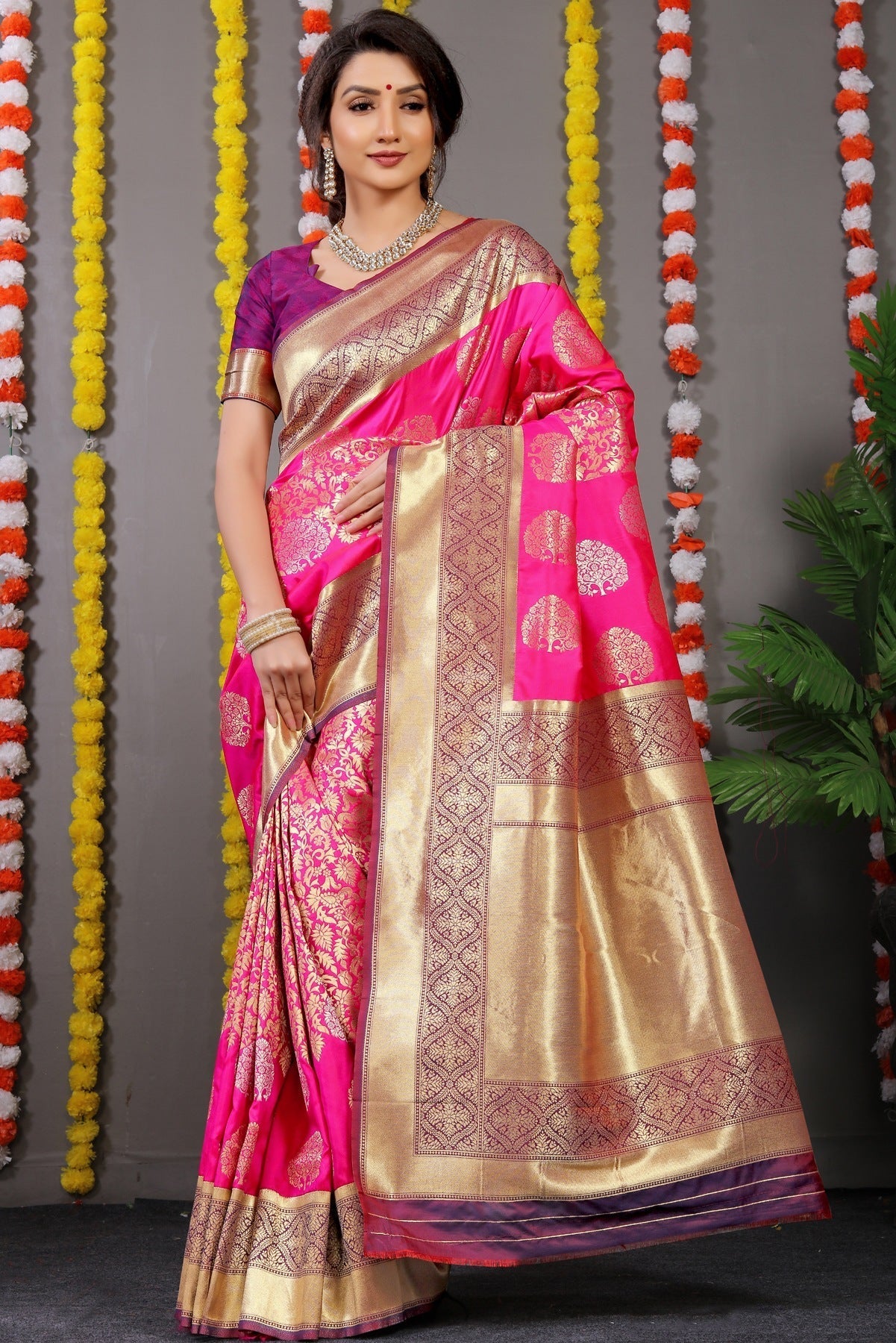 Easy on the eyes Dark Pink Banarasi Silk Saree With Comely Blouse Piece