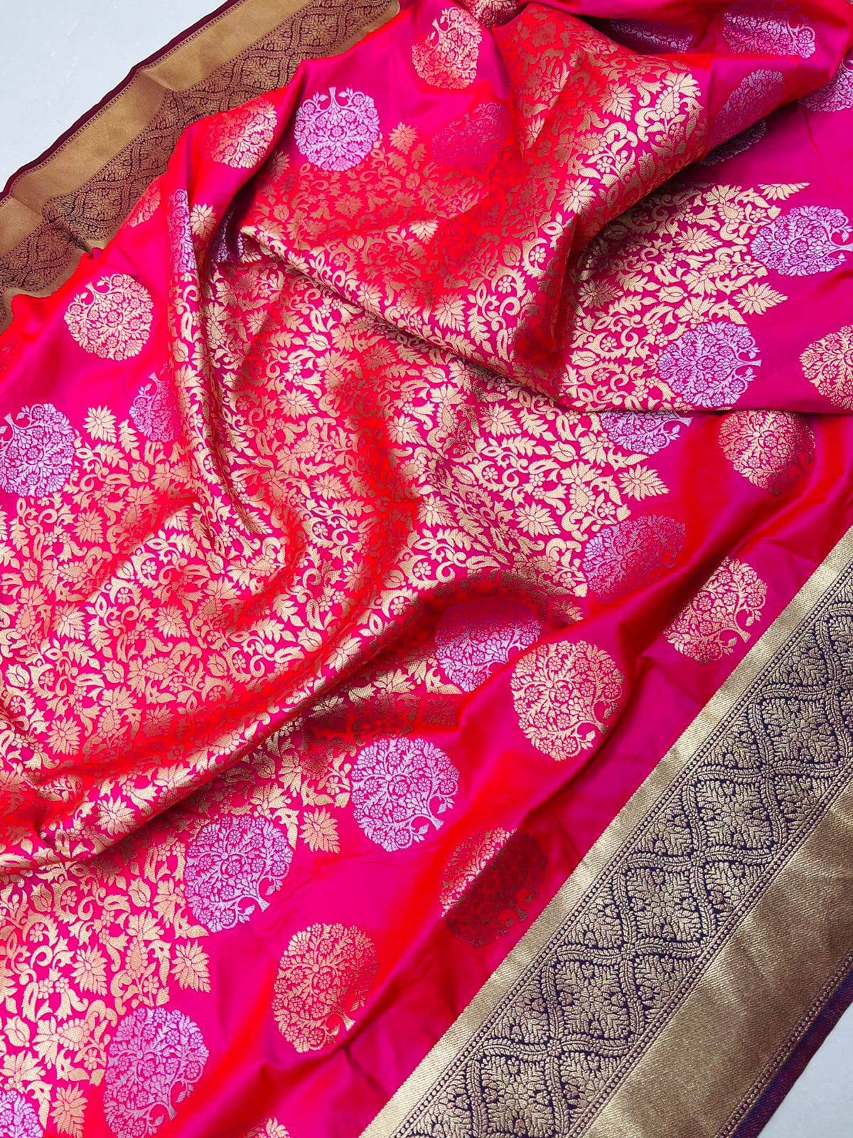 Easy on the eyes Dark Pink Banarasi Silk Saree With Comely Blouse Piece