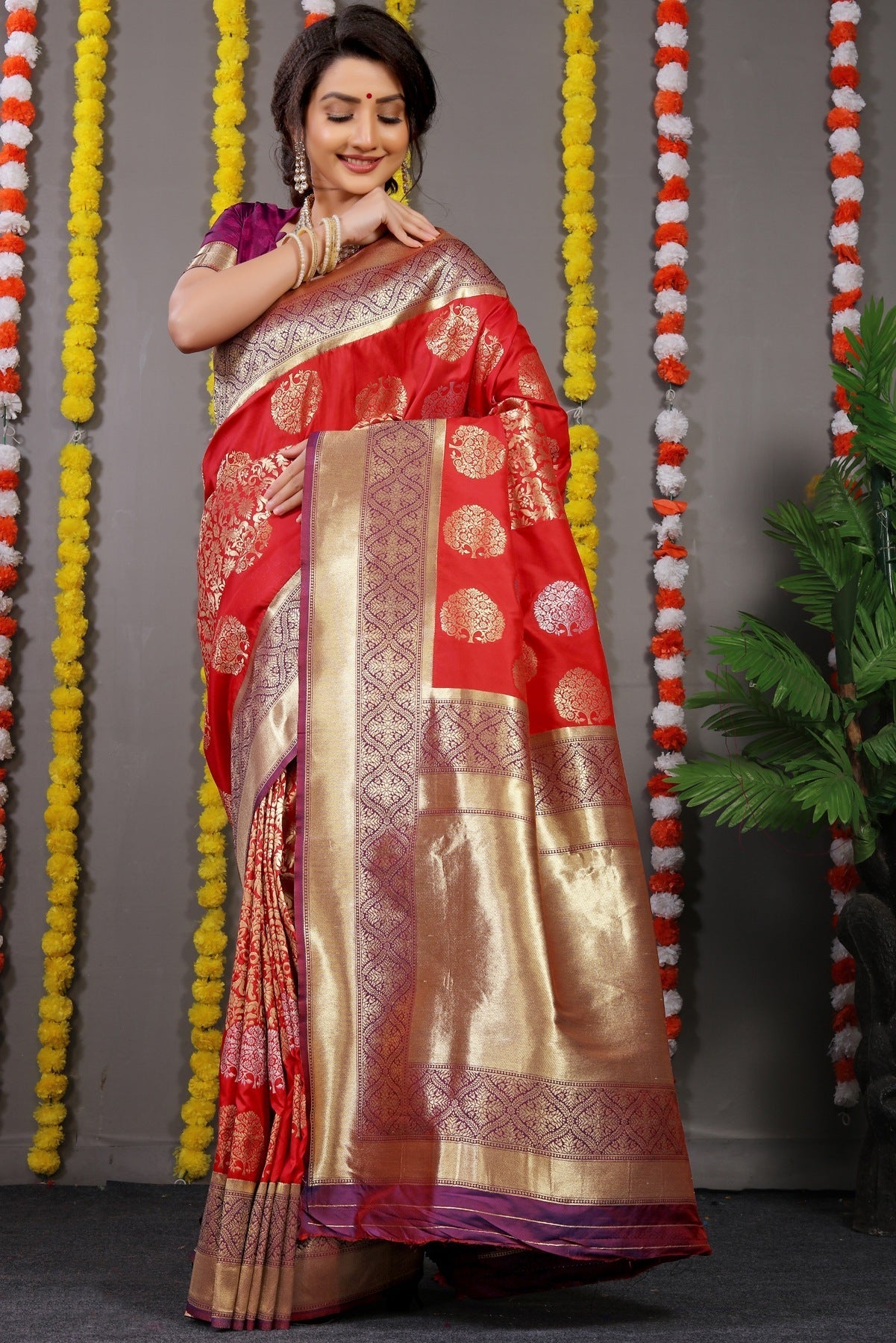 Incomparable Red Banarasi Silk Saree With Comely Blouse Piece