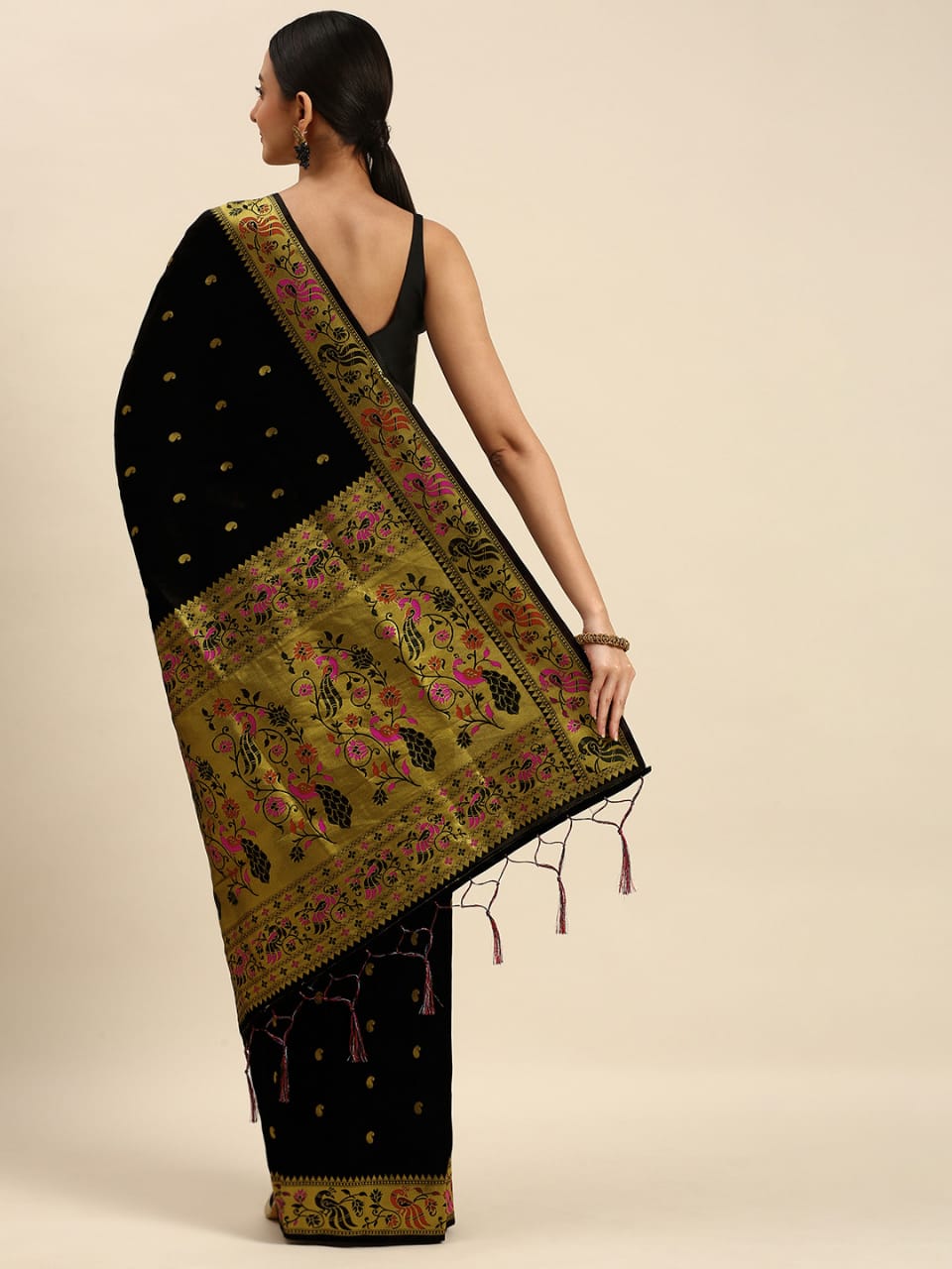 Adoring Black Paithani Silk Saree With Ethnic Blouse Piece