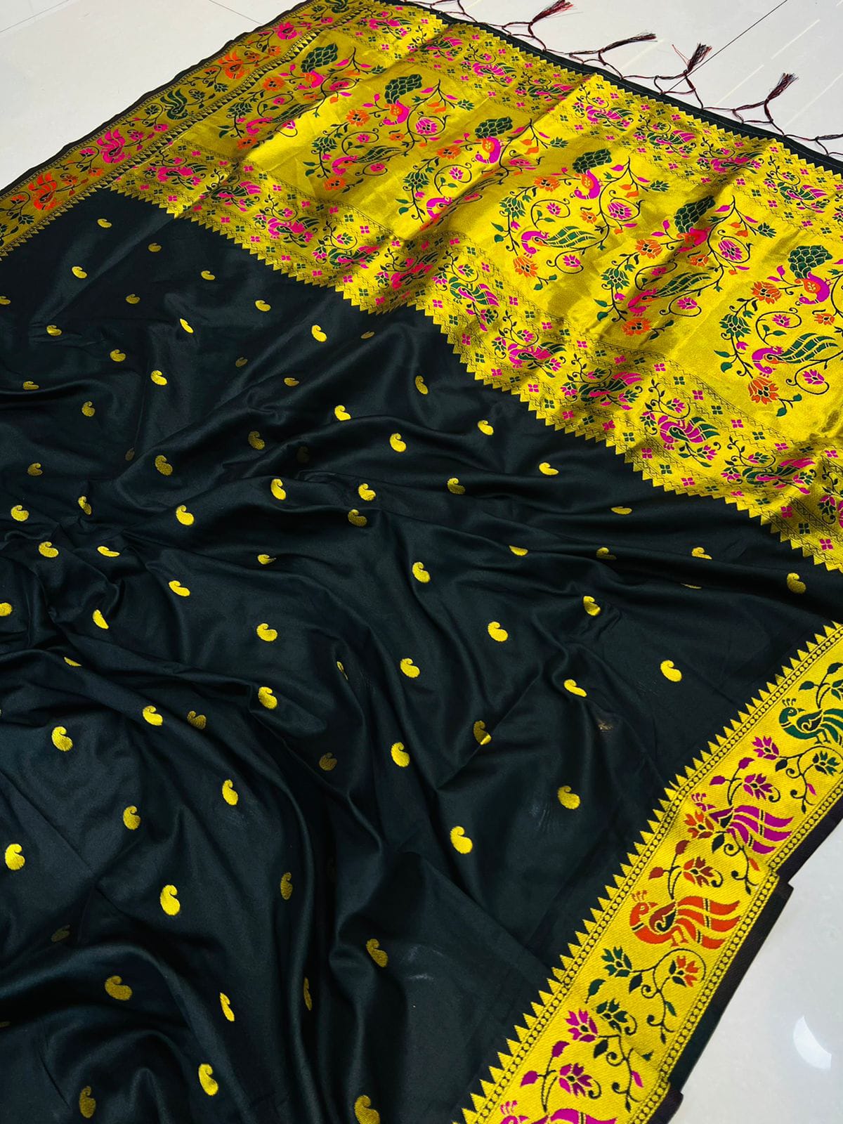 Adoring Black Paithani Silk Saree With Ethnic Blouse Piece