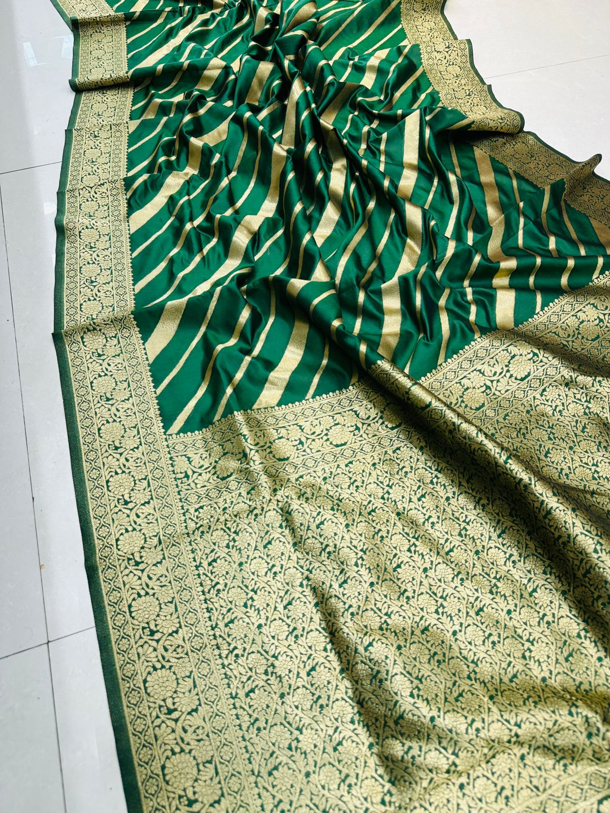 Comely Green Banarasi Silk Saree With Excellent Blouse Piece