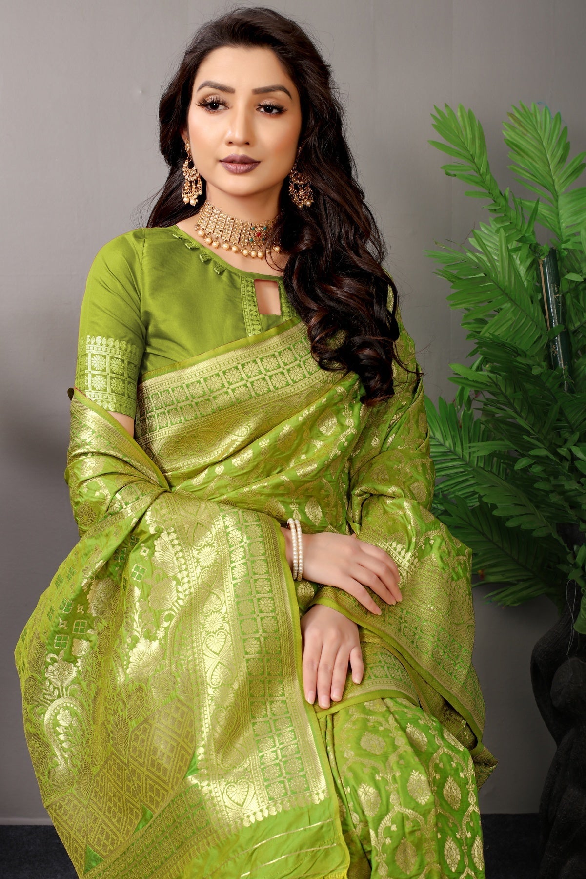 Beautiful Green Banarasi Silk Saree With Fairytale Blouse Piece