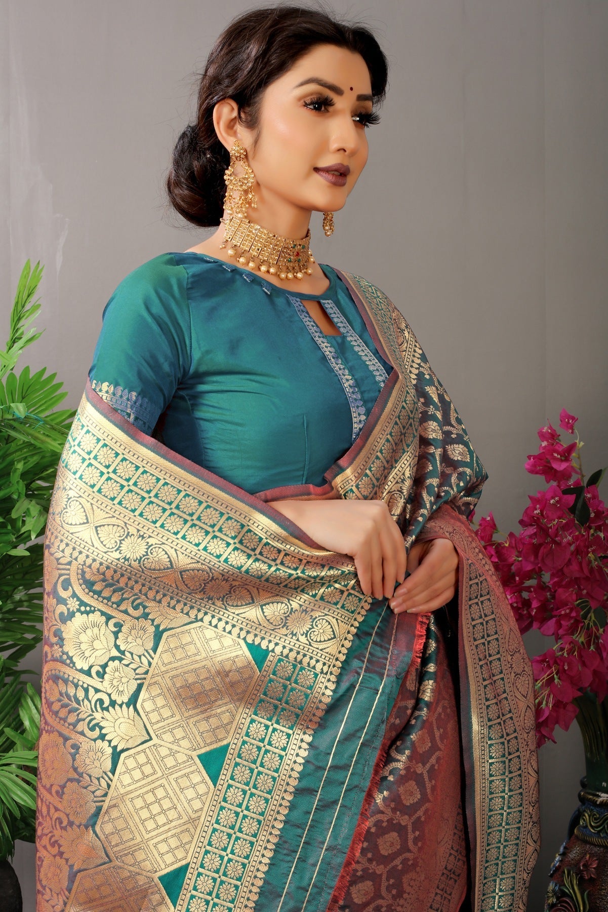 Intricate Rama Banarasi Silk Saree With Fairytale Blouse Piece