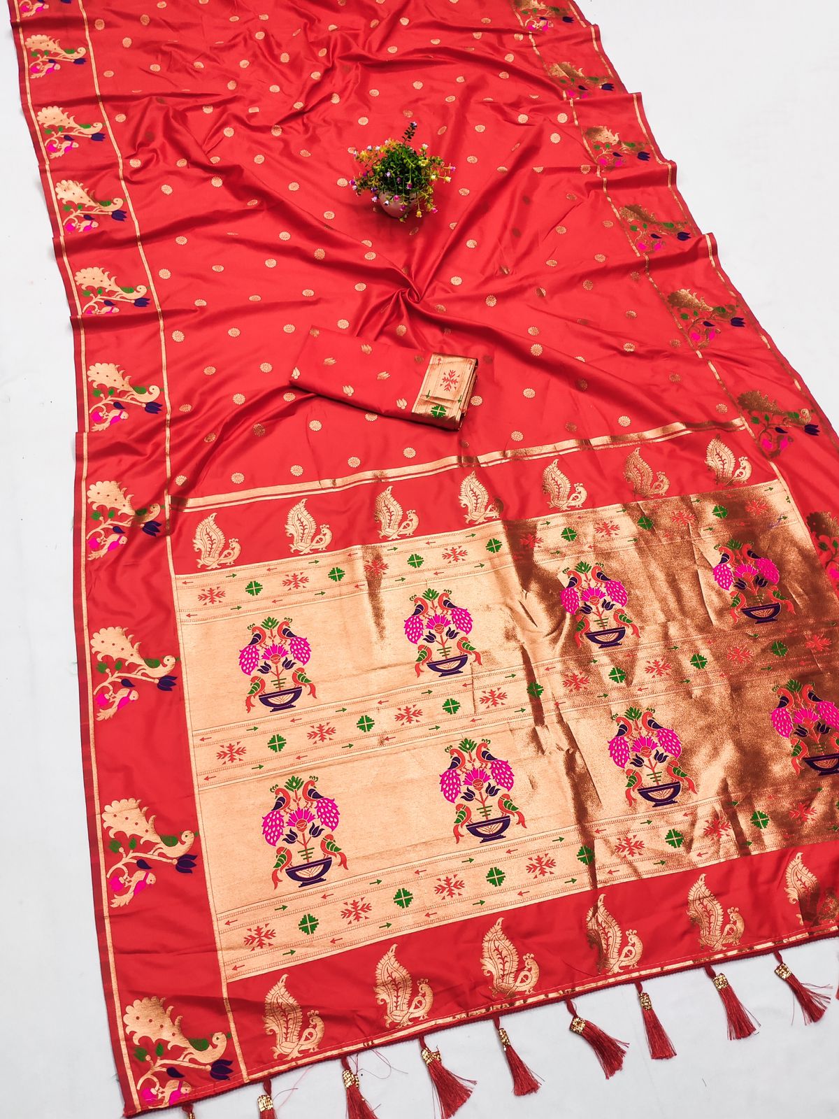 Exuberant Red Paithani Silk Saree With Lustrous Blouse Piece