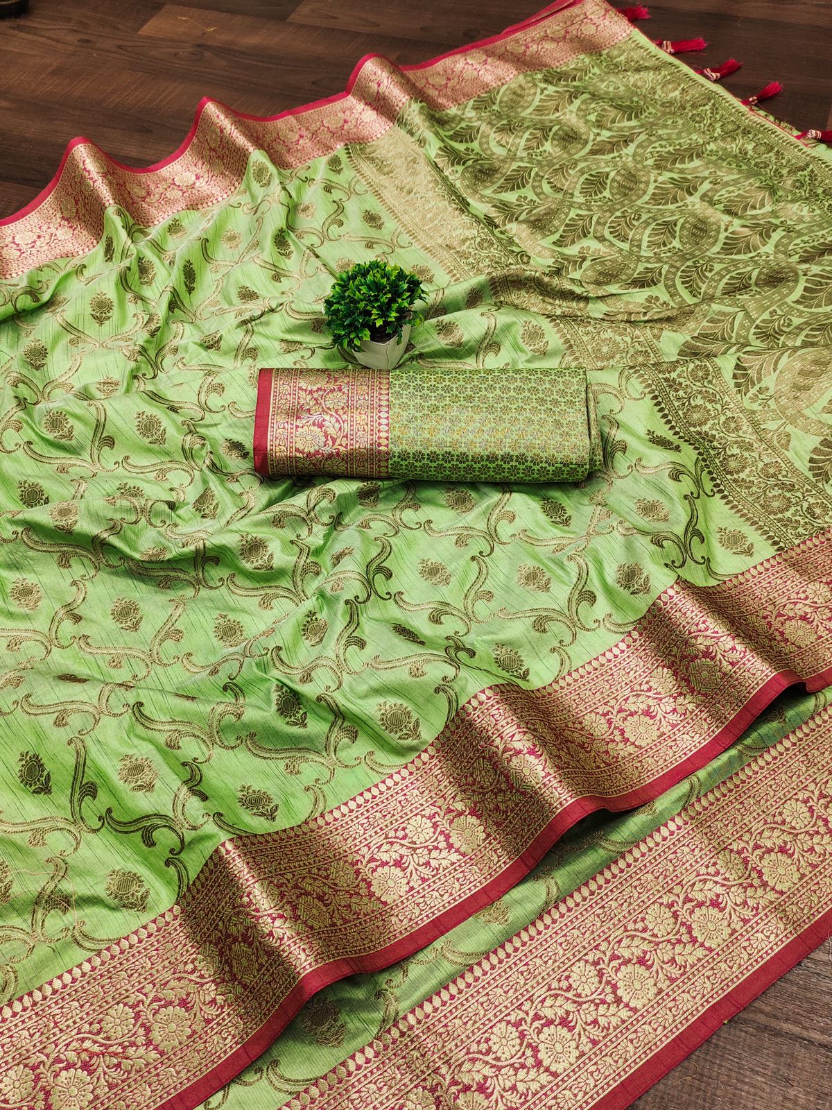 Enticing Perrot Soft Banarasi Silk Saree With Effervescent Blouse Piece