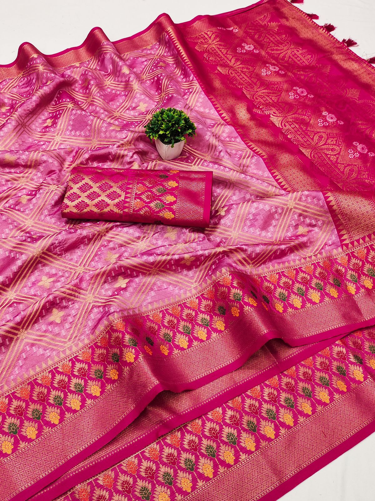 Mellifluous Pink Soft Banarasi Silk Saree With Efflorescence Blouse Piece