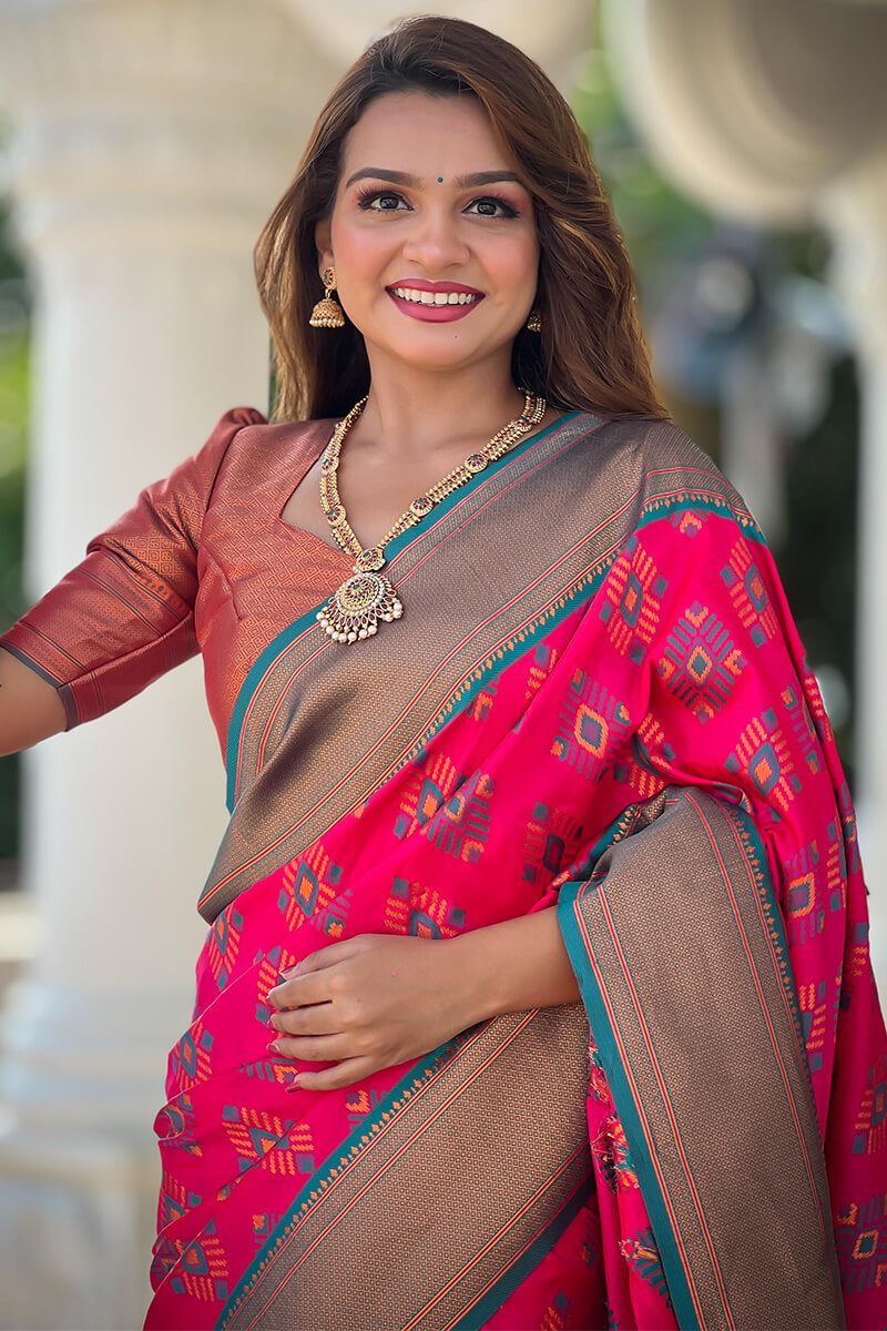 Gratifying Dark Pink Paithani Silk Saree With Smart Blouse Piece