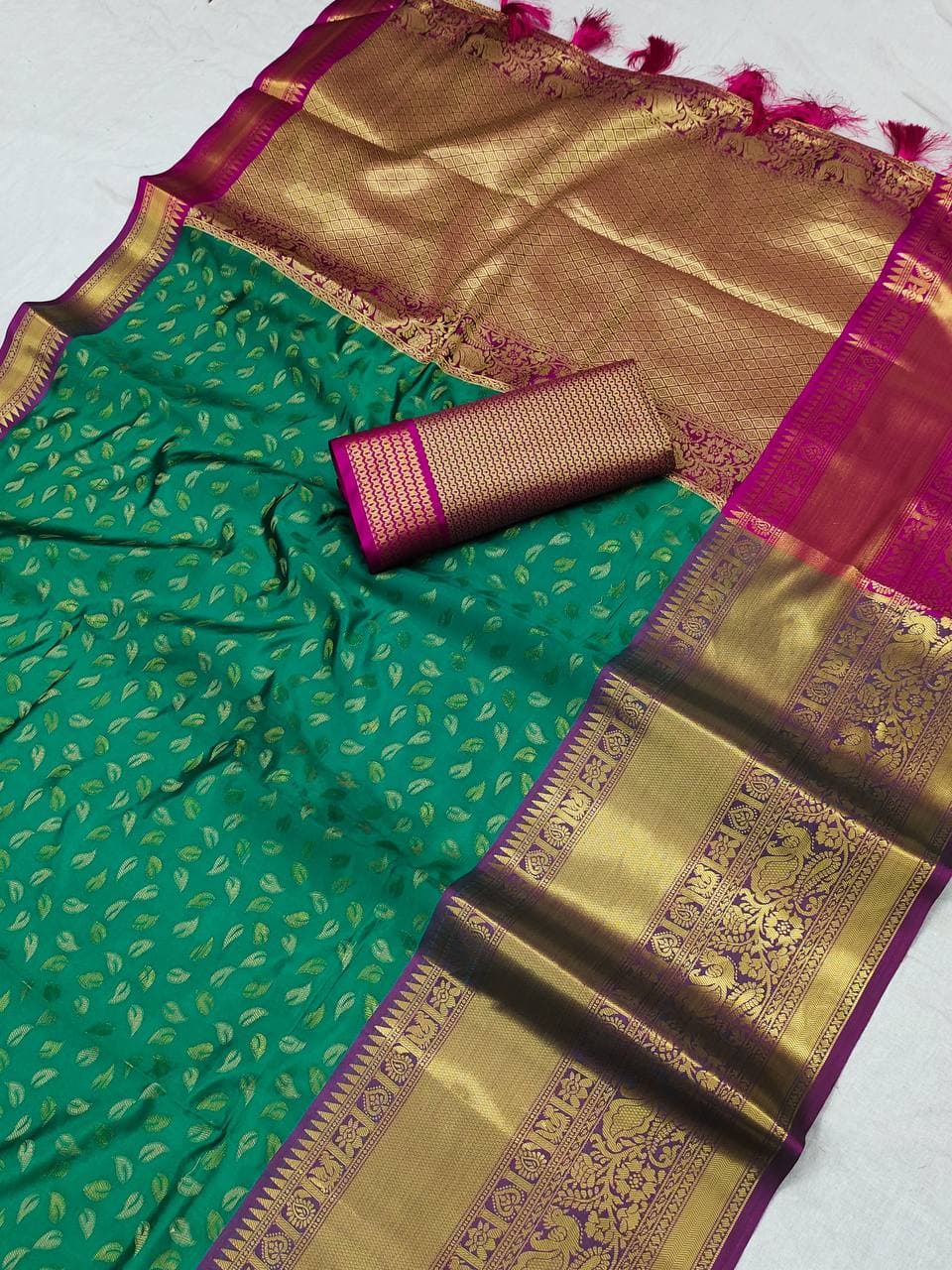 Desultory Rama Banarasi Silk Saree With Rich Blouse Piece