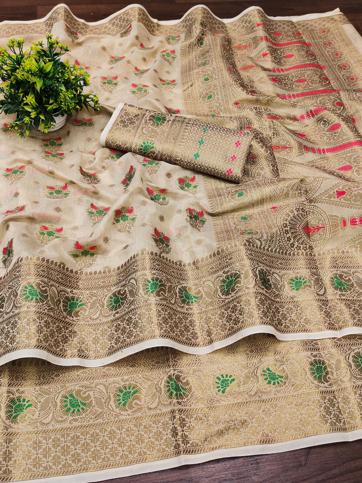 Ailurophile Beige Linen Silk Saree With Sizzling Blouse Piece