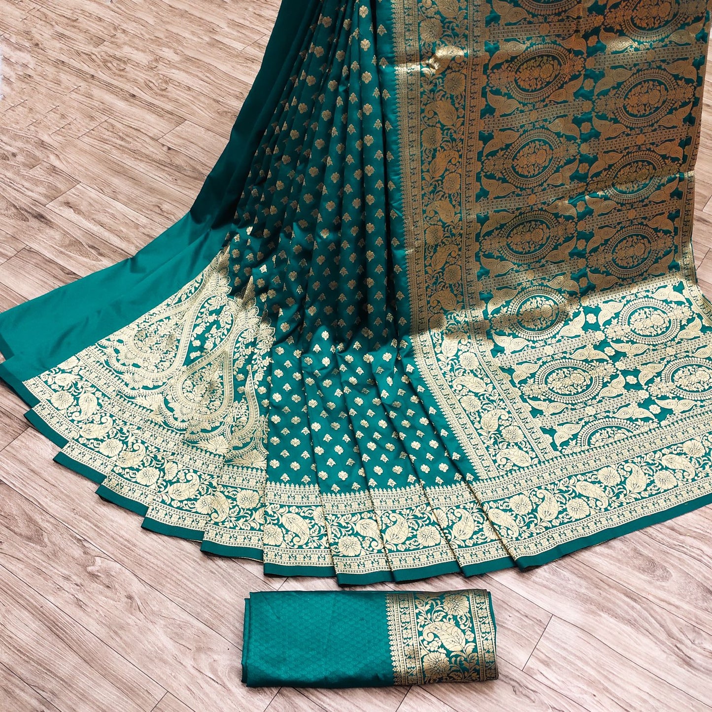 Desirable Rama Banarasi Silk Saree With Panoply Blouse Piece