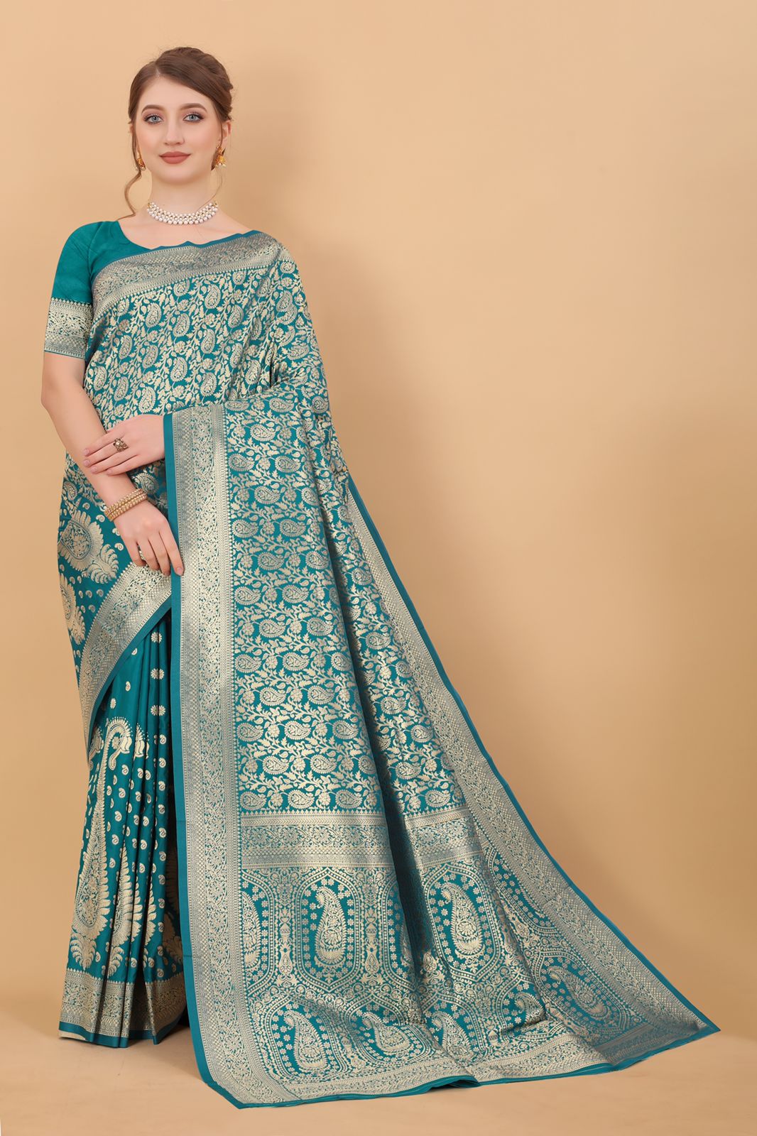 Mesmeric Rama Banarasi Silk Saree With Extraordinary Blouse Piece