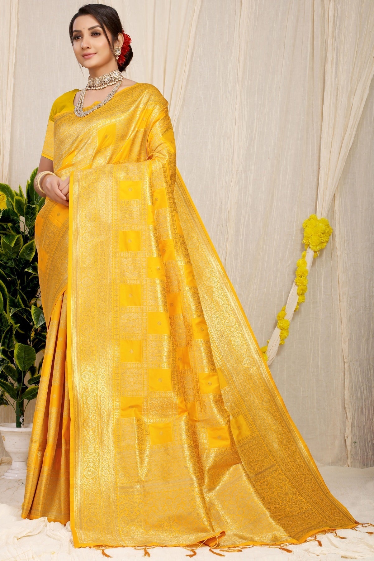 Eye-catching Yellow Kanjivaram Silk Saree With Glittering Blouse Piece