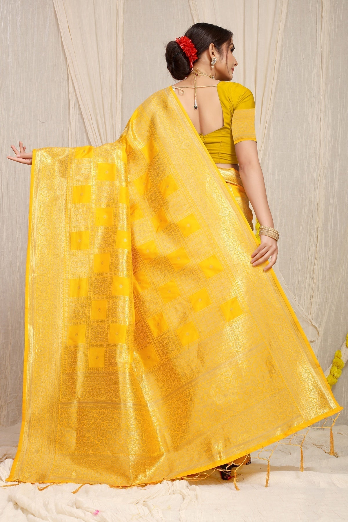 Eye-catching Yellow Kanjivaram Silk Saree With Glittering Blouse Piece