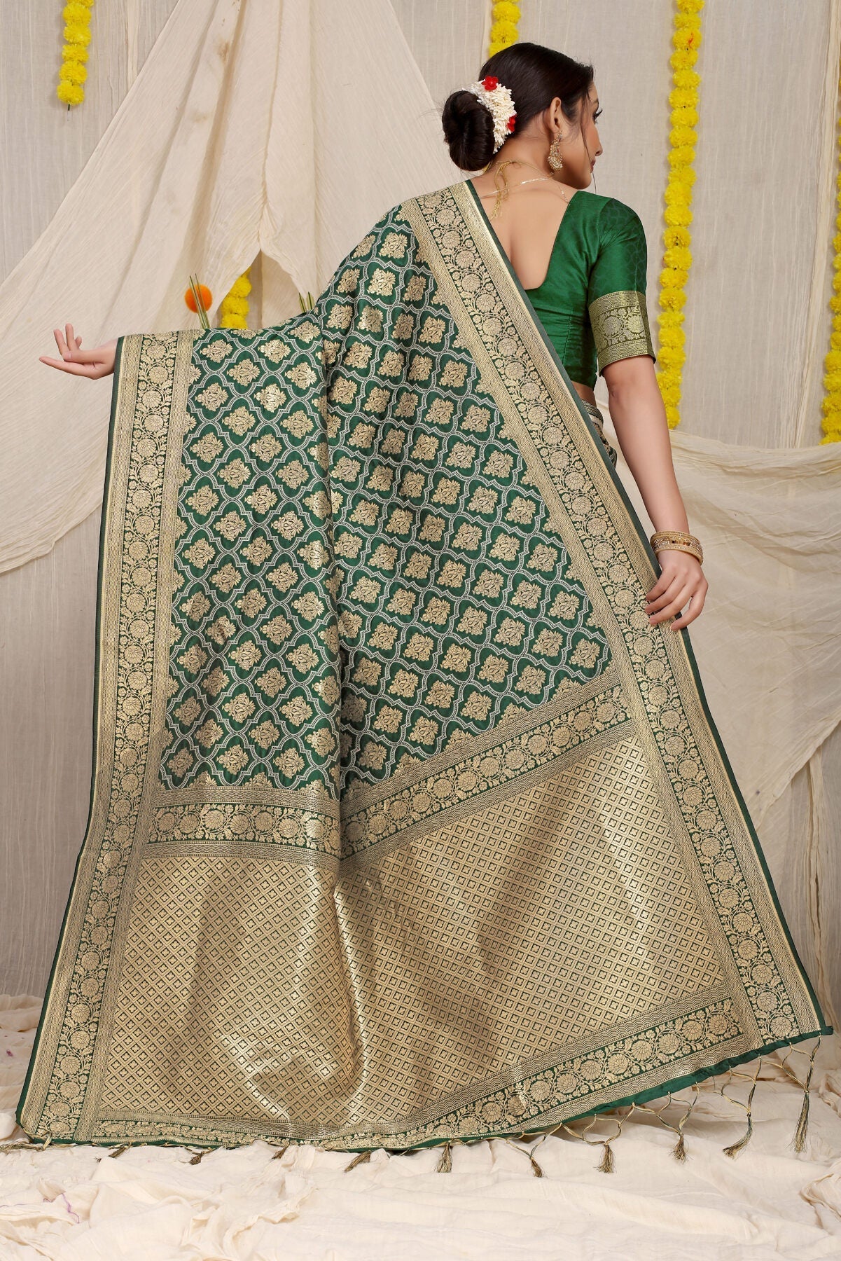 Adoring Green Kanjivaram Silk With Pleasurable Blouse Piece