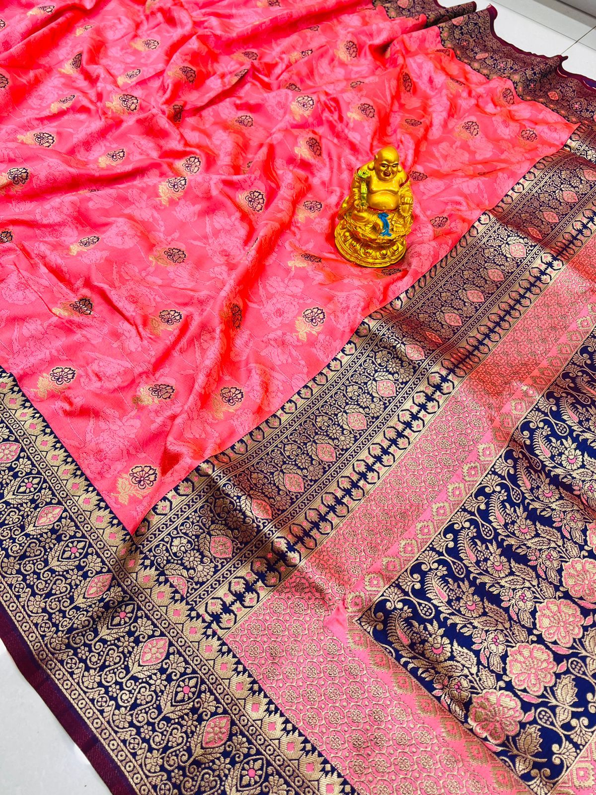 Incomparable Pink Banarasi Soft Silk Saree With Redolent Blouse Piece